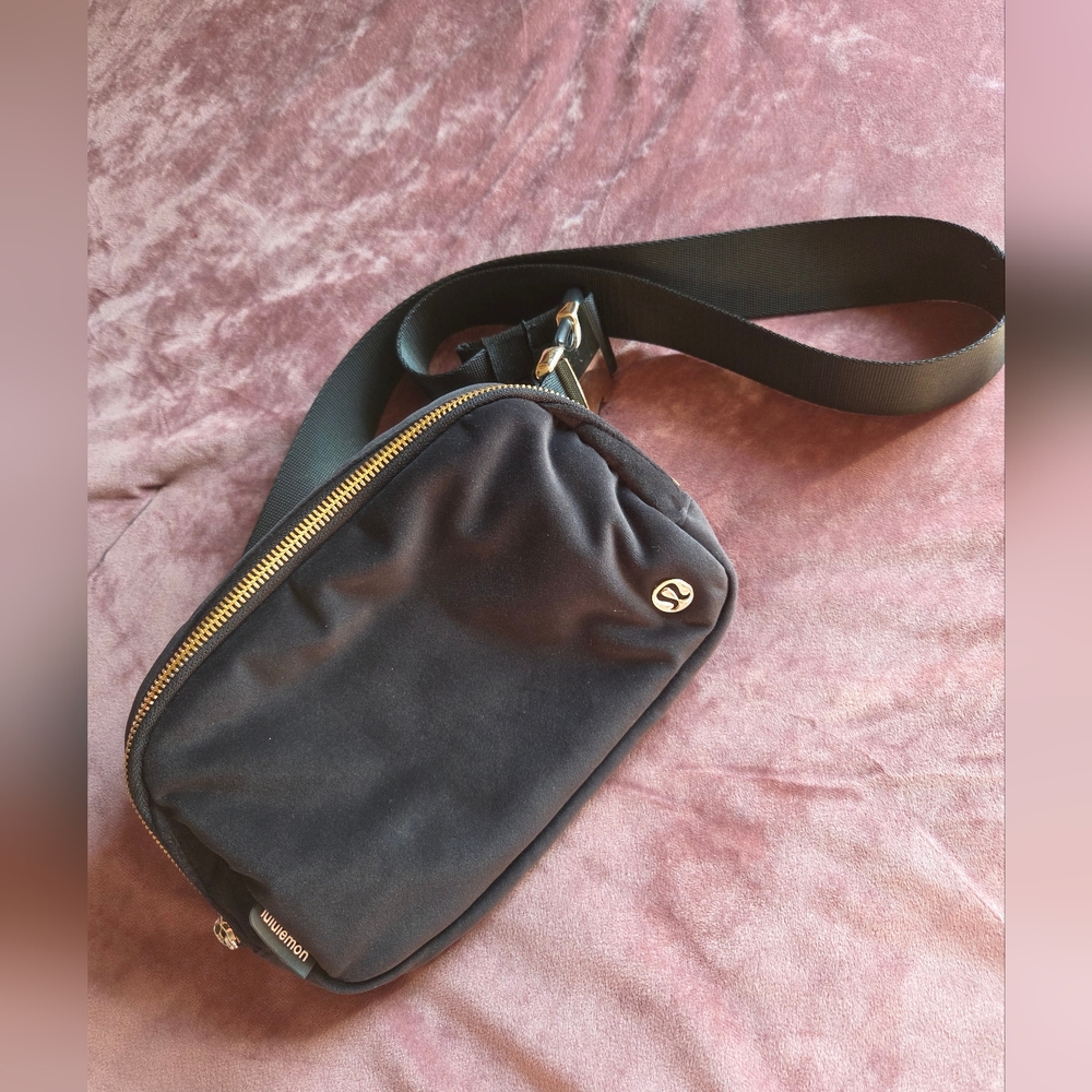 Lululemon Velour Belt Bag 1L Black/Gold